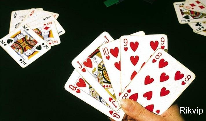 Quan sát và học hỏi từ người chơi phỏm giỏi sẽ giúp bạn cải thiện tư duy đánh